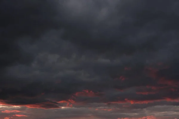 Thunderclouds Σπάσιμο Ακτίνες Του Ήλιου Στο Ηλιοβασίλεμα — Φωτογραφία Αρχείου