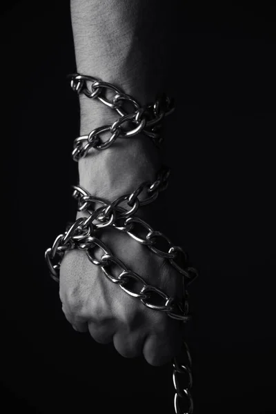 Pánská Ruka Propletená Kovovým Řetězem Pojetím Otroctví Rukojmí Svobodou Černobílá — Stock fotografie