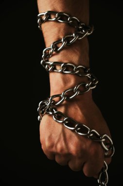 Metal bir zincir, konsept kölelik, rehine ve özgürlük ile el ele dolaşmış insanlar