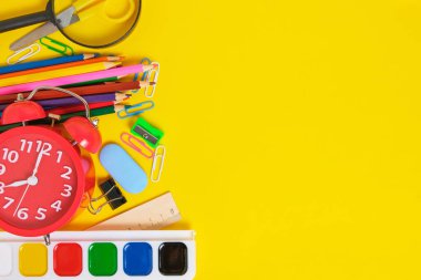 Okul gereçleri ve kırtasiye sarı arka plan. Çocuğu okula hazırlıyorum.