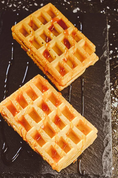 Tatlı Waffle Lar Tahtaya Bal Döküldü — Stok fotoğraf