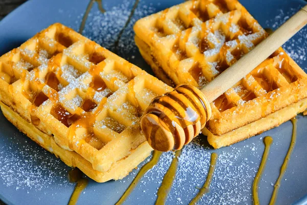 Waffles Doces Regados Com Mel Polvilhados Com Açúcar Prato Azul — Fotografia de Stock