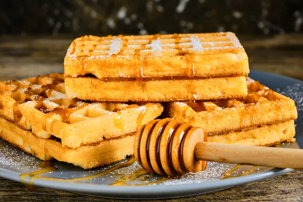 Tatlı Waffle Lar Üzerine Bal Serpilmiş Üzerine Pudra Şekeri Serpiştirilmiş — Stok fotoğraf