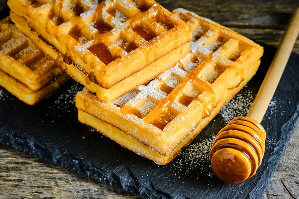 Waffles Doces Regados Com Mel Polvilhados Com Açúcar Uma Ardósia — Fotografia de Stock