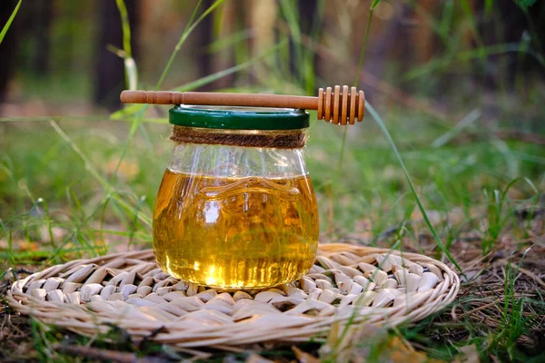 Vat Honing Lepel Voor Honing Zomer Groen Gras — Stockfoto