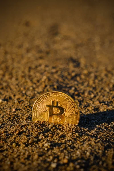 Bitcoin Münze Sand Bei Sonnenuntergang Zusammenbruch Und Fall Kryptowährung — Stockfoto