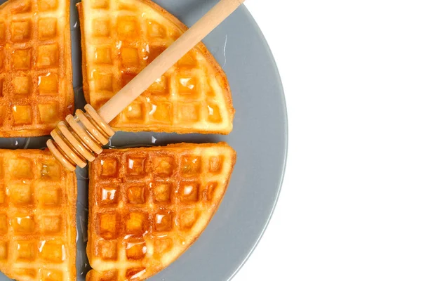 Yumuşak Kek Waffleları Taze Bal Ile Dolduruldu Bal Kaşığı Kullanarak — Stok fotoğraf