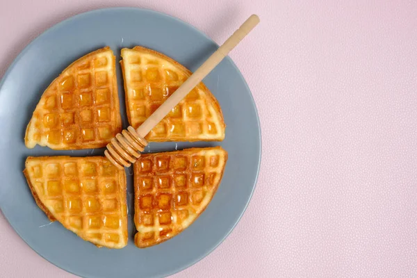 Waffles Muffin Macio Derramado Com Mel Fresco Usando Colher Mel — Fotografia de Stock
