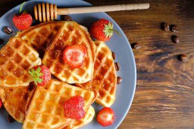 Yumuşak waffle çilekleri ve bal ile doldurulmuş