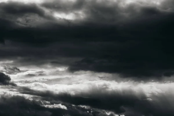 배경에 구름은 뇌우와 폭풍의 징조이다 — 스톡 사진