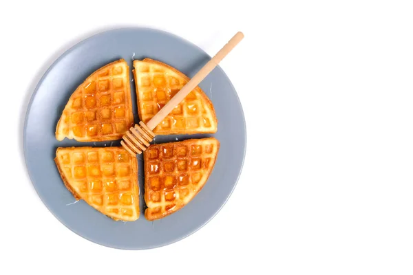 Waffles Muffin Macio Derramado Com Mel Fresco Usando Colher Mel — Fotografia de Stock