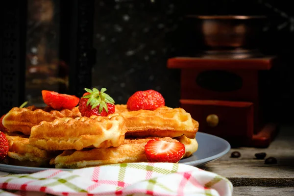 Waffeln Mit Erdbeeren Und Honig Süßes Gebäck Auf Teller Vor — Stockfoto