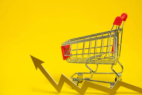 Grocery Cart Graph Arrow Pointing Rising Prices Goods Yellow Background — ストック写真