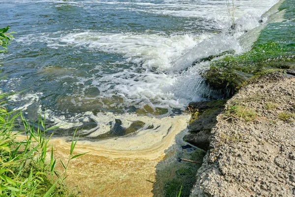 Fiume Inquinato Fiume Fangoso Giallo Schiuma Riva Sporca Ecologia Serbatoi — Foto Stock