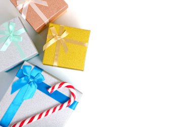 Noel hediye kutuları ve beyaz arka planda bir bastonun karamel şekli.