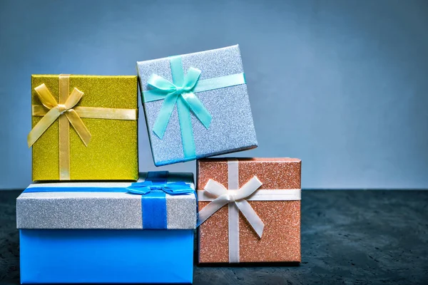 Mehrfarbige Geschenkboxen Mit Schleifen Verschiedenen Farben Grauen Hintergrund — Stockfoto