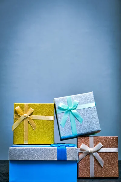 Cajas Regalo Multicolor Con Arcos Diferentes Colores Fondo Gris — Foto de Stock