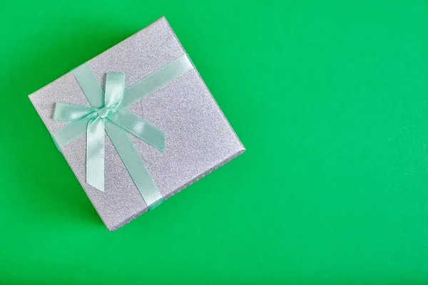 Gift Box Green Background Tied Turquoise Ribbon Bow — Foto de Stock