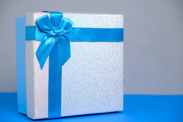 Gift Box Blue Background Tied Gray Ribbon Bow — Stockfoto