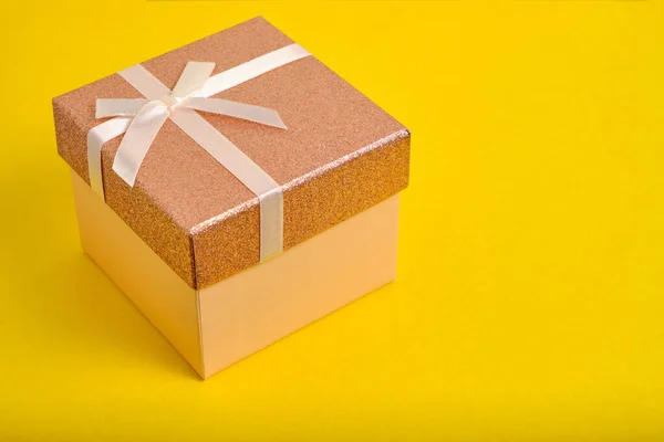 Μπεζ Κουτί Δώρου Είναι Δεμένο Κορδέλα Φιόγκο Κίτρινο Φόντο — Φωτογραφία Αρχείου