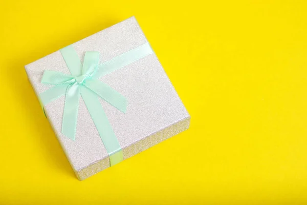 Τυρκουάζ Κουτί Δώρου Είναι Δεμένο Κορδέλα Φιόγκο Κίτρινο Φόντο — Φωτογραφία Αρχείου