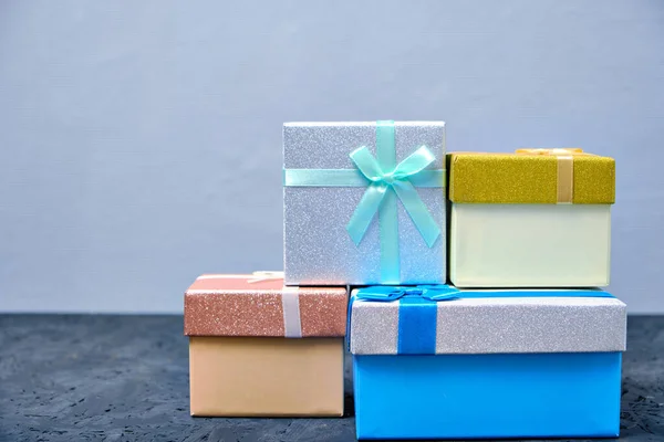 Mehrfarbige Geschenkboxen Mit Schleifen Verschiedenen Farben Grauen Hintergrund — Stockfoto