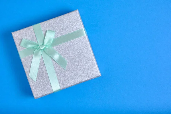 Gift Box Blue Background Tied Turquoise Ribbon Bow — Foto de Stock