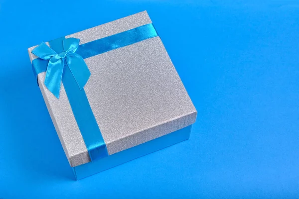 Gift Box Blue Background Tied Blue Ribbon Bow — Foto de Stock