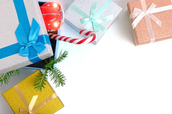 Χριστουγεννιάτικα Κουτιά Δώρου Δώρα Πράσινο Χριστουγεννιάτικο Δέντρο Και Καραμέλα Λευκό — Φωτογραφία Αρχείου