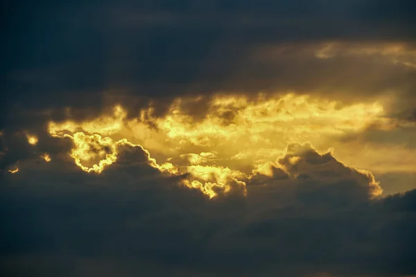 Sunlight Sunset Breaks Clouds — Fotografia de Stock