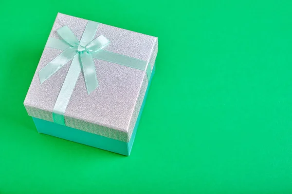 Κουτί Δώρου Πράσινο Φόντο Είναι Δεμένο Τυρκουάζ Κορδέλα Φιόγκο — Φωτογραφία Αρχείου