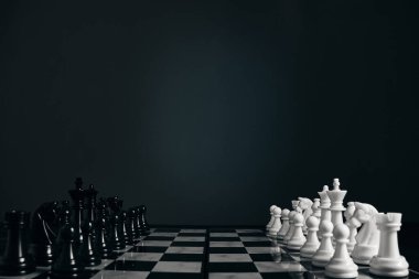 Satranç tahtasındaki siyah beyaz satranç taşları