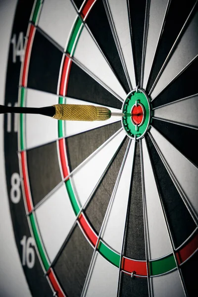 Dart Playing Darts Hitting Exactly Center Target — Stockfoto