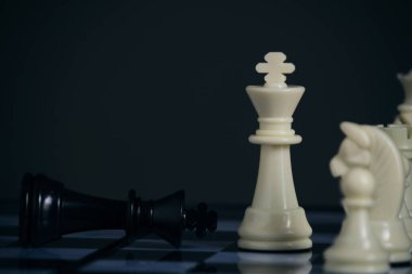 Beyaz satranç taşları ve yalancı siyah kral