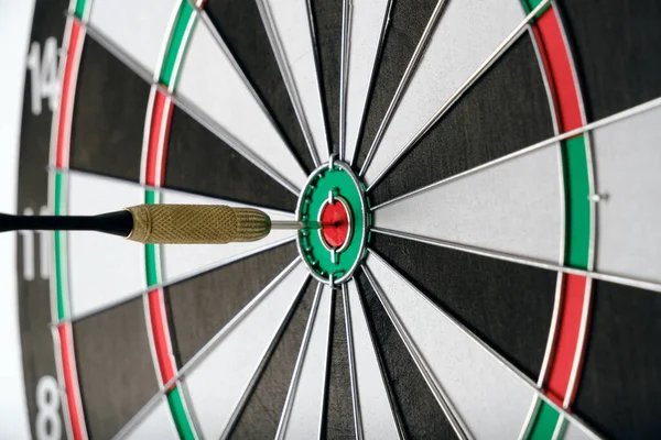 Dart Playing Darts Hitting Exactly Center Target — Stock Photo, Image