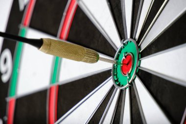 Tam ortadaki hedefi vurmak için dart oku