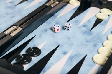 Tavla oynamak için küp ve cipsli tahta