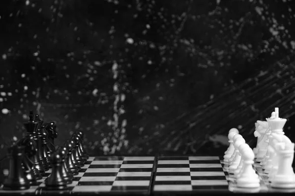 Schwarz Weiße Schachfiguren Auf Dem Schachbrett — Stockfoto