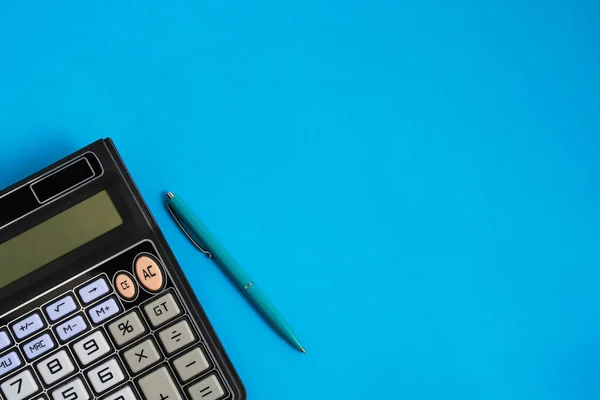 Calculator Turned Ballpoint Pen Blue Background — Stock fotografie