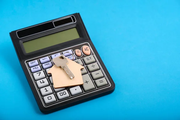 Calculator Keychain House Keys Blue Background Concept Mortgages Buying Renting — Stockfoto