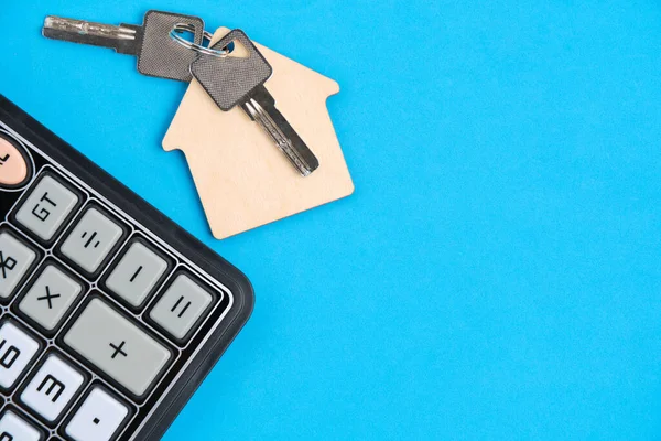 Calculator Keychain House Keys Blue Background Concept Mortgages Buying Renting — Stockfoto