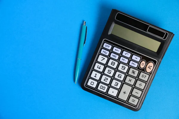 Calculator Turned Ballpoint Pen Blue Background — Stockfoto