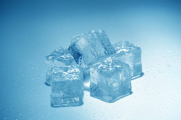 Шматочки Синього Льоду Покриті Краплями Води — стокове фото