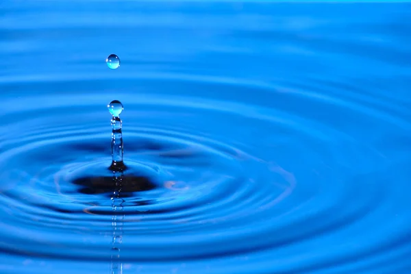 Splash Drop Water Diverging Water Circles Blue Background — Stock Photo, Image