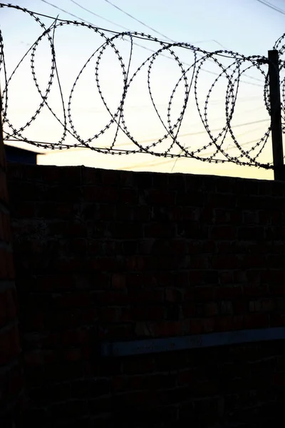 Kerítés Szögesdrót Háttér Naplementekor — Stock Fotó