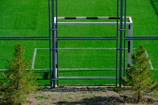 Fotbalové Hřiště Branou Čerstvě Položeným Zeleným Trávníkem — Stock fotografie