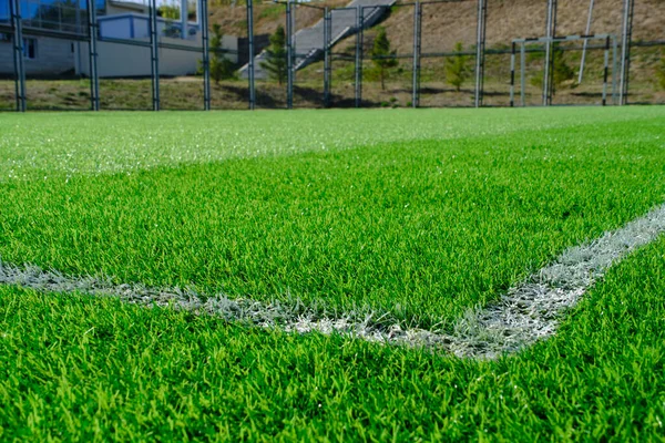 足球场上有标记的鲜绿色草坪 — 图库照片