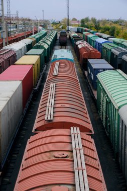 Demiryolu istasyonunda yük vagonları. Yük vagonları üst düzey görüş. Endüstri ve sanayi kavramı.