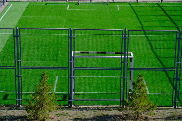 有大门和新铺的绿色草坪的足球场 — 图库照片