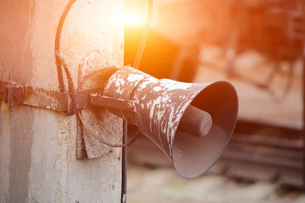 Old Loudspeaker Hanging Pole Sunset Rays — Stock Photo, Image